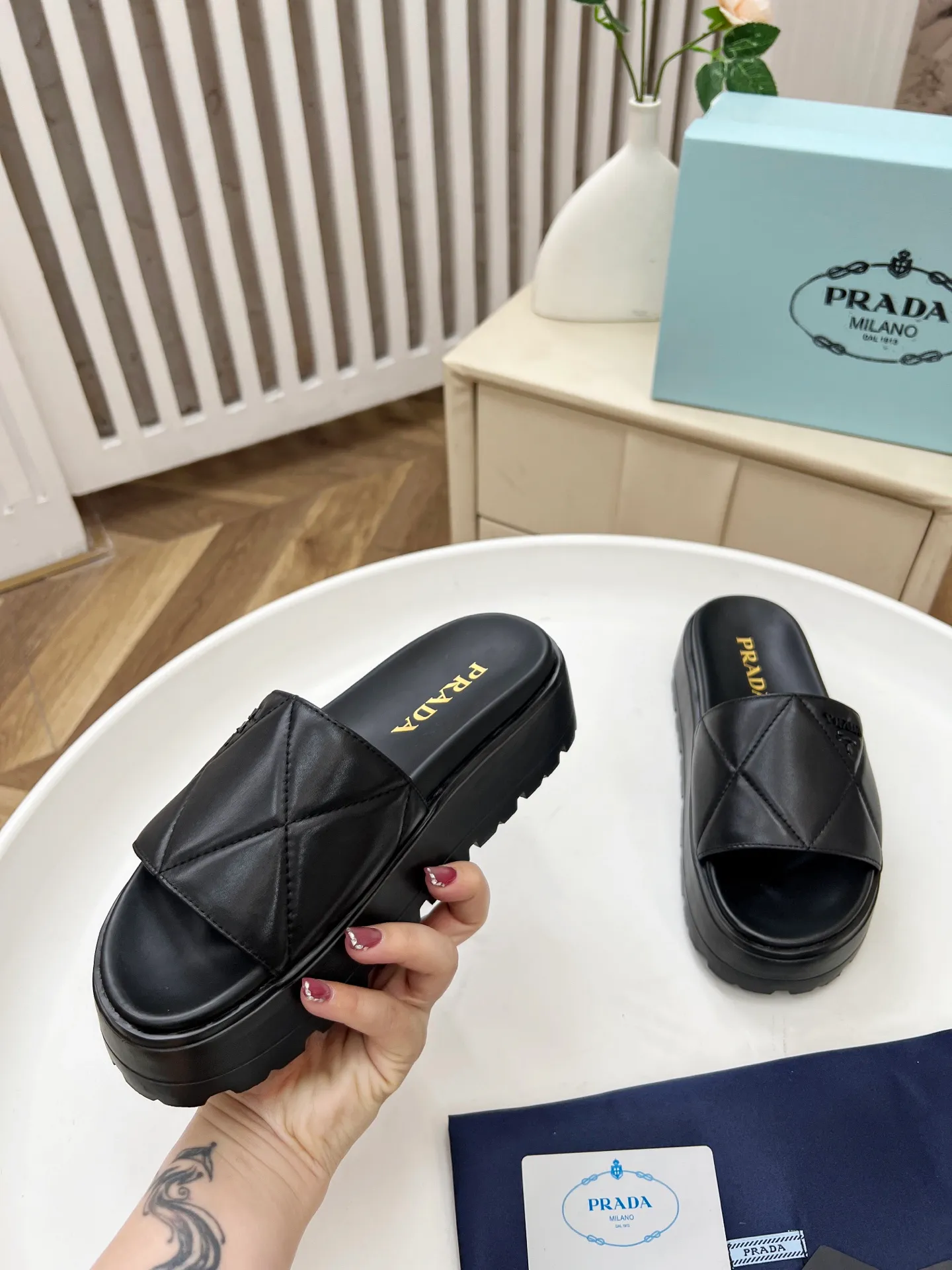 👟👟Ex-factory price 440👟👟 Prada/Prada 25ss summer new couple's beach thick-soled Birkenstock sandals. This shoe style is really a classic design that will not go out of style and is in line with everyone's current pursuit of comfortable and healthy wearing concepts. It is regarded by many domestic and foreign celebrities and fashionistas as an important choice for daily slippers. ✔Upper: imported super soft sheepskin ✔Inner lining: imported sheepskin ✔Hardware: Original molded split hardware ✔Outsole: Ultra-light, wear-resistant and non-slip foam sole ✔Number of yards: 35~40 (custom-made 40 pieces are non-refundable)
